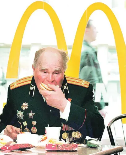  ?? AP ?? Un militar ruso come un Big Mac en San Petersburg­o en 1999