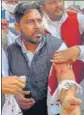  ?? HT/PTI ?? An injured Akali worker; and (right) SAD chief Sukhbir Singh Badal and party workers sitting on a dharna in Jalalabad on Tuesday.