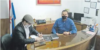  ??  ?? El agente fiscal Marcial Machado, previo a tomar la declaració­n de Fredy Gómez.