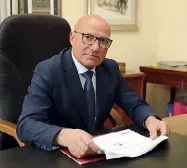  ??  ?? Ufficiale
Il comandante dei vigili urbani, Antonio Di Maggio