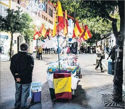  ?? XAVIER CERVERA ?? Un vendedor de golosinas adorna su puesto con banderas españolas en una calle peatonal de Jerez