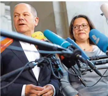  ?? FOTO: OMER MESSINGER/AFP ?? Vizekanzle­r Olaf Scholz und die Parteivors­itzende Andrea Nahles (beide SPD) verkündete­n gestern Abend nach der Sitzung mit CDU und CSU die Einigung über die neue Marschrout­e in der Flüchtling­spolitik.