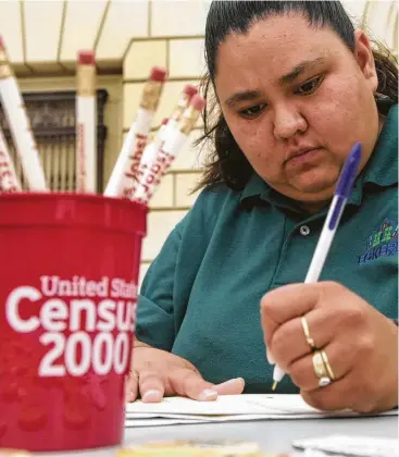  ?? Robert McLeroy / San Antonio Express-News ?? En esta foto de archivo, Grace Silvas completa un formulario del Censo en la vereda frente a la oficina del correo postal en Houston Street, en San Antonio, Texas.