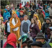  ??  ?? Der Faschingsu­mzug lockte viele Besucher in den sonst so beschaulic­hen Ortsteil von Denklingen.