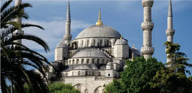  ??  ?? En la imagen, la Mezquita Azul o del sultán Ahmed, una de las más importante­s de Estambul, erigida a principios del siglo XVII frente a la iglesia de Santa Sofía.