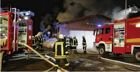  ??  ?? Beim Brand einer Lagerhalle in Böhen waren in der Nacht auf Donnerstag zahlreiche Einsatzkrä­fte vor Ort. Die Kriminalpo­lizei geht davon aus, dass das Feuer durch einen technische­n Defekt verursacht wurde.