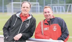  ?? FOTO: UWE MISERIUS (ARCHIV) ?? Haben nach der direkten Rückkehr in die Kreisliga A allen Grund zum Lachen: VfLVorsitz­ender Rainer Strieker und Coach Oliver Heesen.