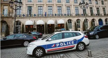 ?? Foto: Michel Euler, AP, dpa ?? Am Tag nach dem Überfall ermittelte die Polizei rund um das Pariser Ritz Hotel. Es gehört dem Vater von Lady Dis Geliebtem Dodi Al Fayed, der 1997 mit der Prinzessin bei einem Unfall starb. TOD MIT 67 JAHREN