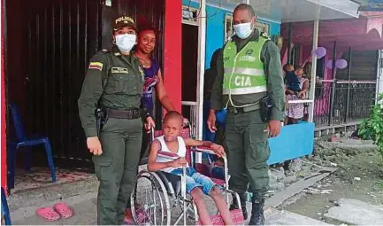  ?? CORTESÍA DE POLICÍA ?? El ‘Súper Agente Bonilla’, como conocen al intendente jefe Fresnel Bonilla, entregó la silla de ruedas al niño y a su familia.