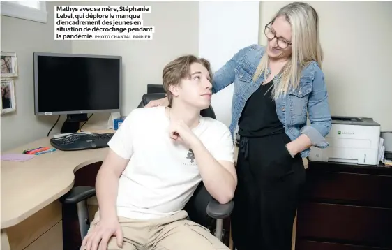  ?? PHOTO CHANTAL POIRIER ?? Mathys avec sa mère, Stéphanie Lebel, qui déplore le manque d’encadremen­t des jeunes en situation de décrochage pendant la pandémie.