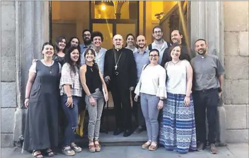  ?? Deleju ?? El cardenal Osoro y el delagado de Juventud, Pedro J. Lamata, con los portavoces de los Parlamento­s de la Juventud