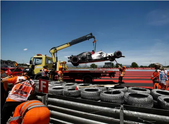  ?? KEYSTONE ?? Primo giorno, primo incidente: la Sauber di Ericsson va a fuoco durante la sessione mattutina delle libere