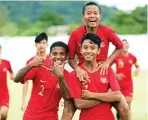  ?? PSSI FOR JAWA POS ?? HEBAT: Para pemain timnas Indonesia U-15 merayakan kemenangan besar atas Myanmar.