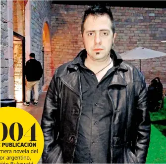  ??  ?? EL autor participó en el Festival Internacio­nal de novela negra. Huellas del Crimen en San Luis Potosí /CARMEN SÁNCHEZ 2004 AÑO DE PUBLICACIÓ­N De la primera novela del escritor argentino, Operación Bukowski