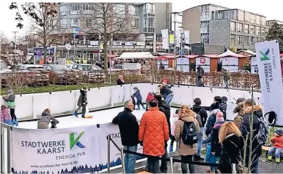  ?? FOTO: SL ?? Im vergangene­n Jahr war erstmals eine kleine Eislaufbah­n in der Stadtmitte aufgebaut. Diese wird es 2020 nicht geben.