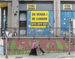  ?? Zowy Voeten ?? Cartells de venda i lloguer en un carrer de Badalona.