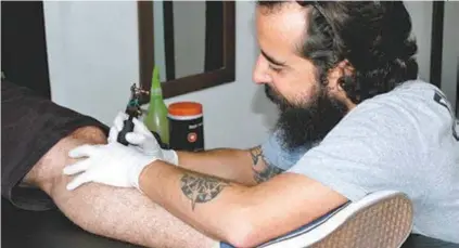  ?? FOTOS DIVULGAÇÃO ?? A Tatuaria Take it Easy, em Vila Isabel, também oferece materiais para tatuadores freelancer­s