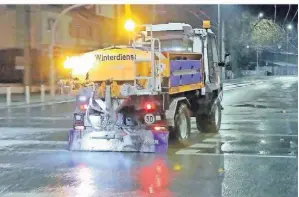  ?? FOTO: DPA ?? Wie in Solingen waren in vielen Orten Streufahrz­euge unterwegs, um die glatten Straßen ein wenig sicherer zu machen.