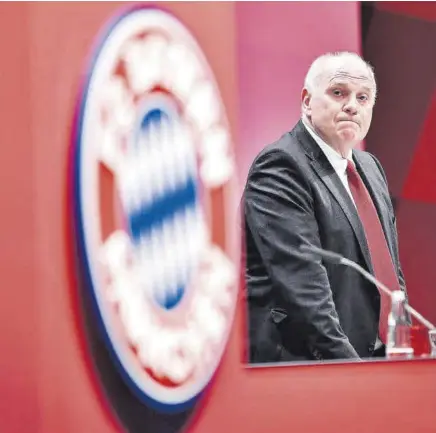  ?? AFP ?? El polémico presidente de honor del Bayern, Uli Hoeness, vuelve a estar en el ojo del huracán
//