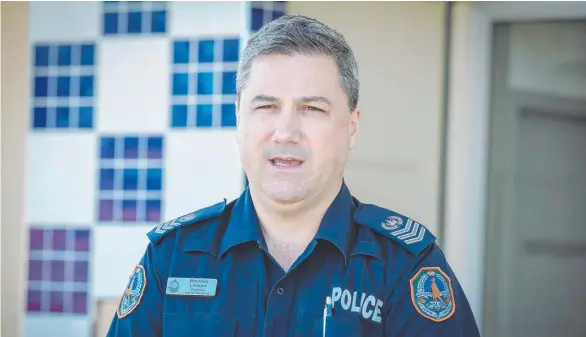  ?? Picture: GLENN CAMPBELL ?? Senior Sergeant Brendan Lindner describes how passers-by helped at the scene of a fatal accident south of Katherine on Friday night.