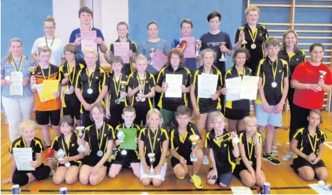  ?? Foto: Doris Vichtl-Jousma ?? Urkunden, Medaillen und Pokale gab es für die Teilnehmer an der Badminton-Vereinsmei­sterschaft des TSV Mindelheim.