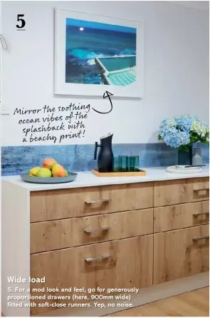 ??  ?? Mirror the soothing the ocean vibes of splashback with a beachy print!