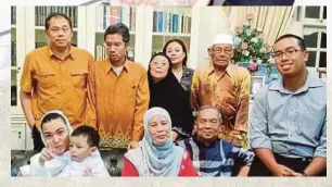  ??  ?? JAMILAH (tengah) mengiringi jenazah Allahyarha­m Adenan dari Pusat Jantung, Hospital Umum Sarawak.