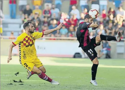  ?? FOTO: V. LLURBA ?? Iva´ López (i) y Fran Carbia (d) pugnan por el balón durante un lance del partido disputado ayer en el Estadi Municipal de Reus