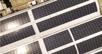  ?? FOTO CORTESÍA CELSIA ?? Panorámica de la instalació­n fotovoltai­ca en la planta de la Compañía Nacional de Chocolates, que aprovecha la energía solar para autoabaste­cer parte de su propia demanda.