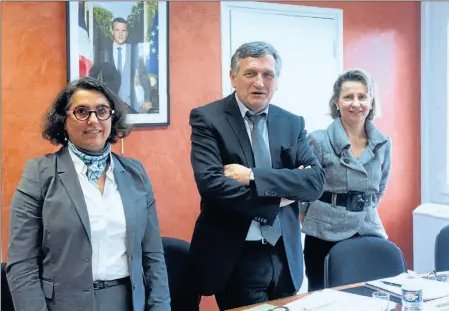  ??  ?? Claude Bréchard directeur des finances publiques du Tarn-et-garonne, entouré de deux collaborat­rices, Bernadette Hamonet et Nathalie Caumon, donnait un point presse mardi après-midi.