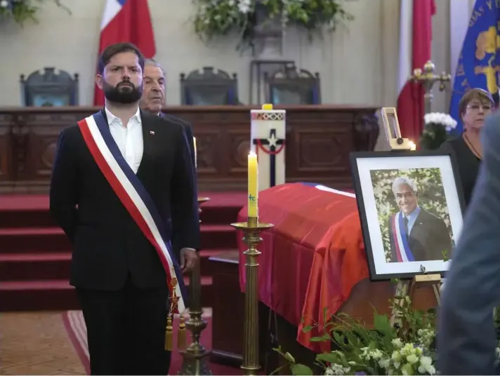  ?? ?? ►
El Presidente Boric sigue recibiendo críticas desde algunas colectivid­ades de su coalición tras el discurso en el funeral del expresiden­te Piñera.
