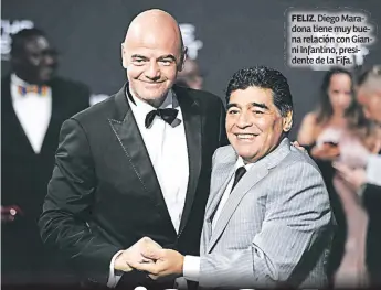  ??  ?? FELIZ. Diego Maradona tiene muy buena relación con Gianni Infantino, presidente de la Fifa.