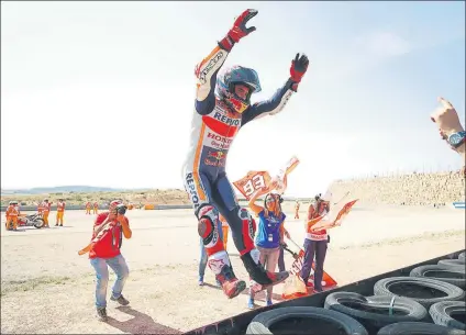  ?? FOTO: GETTY ?? Marc Márquez, saltando hacia atrás tras celebrar su triunfo en el Gran Premio de Aragón frente a la grada de su club de fans