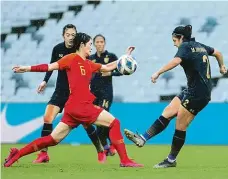  ?? Foto: Profimedia.cz ?? Míč místo koronaviru Zápas proti Thajsku na stadionu v Sydney byl pro čínské fotbalistk­y únikem z karantény v hotelu.