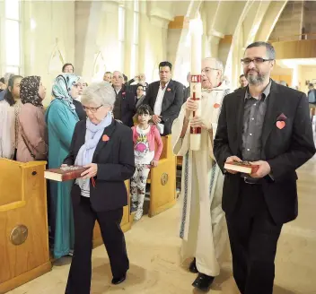  ??  ?? Une veillée de prières, réunissant chrétiens et musulmans, a eu lieu hier à l’église Saint-rodrigue, à Québec.
