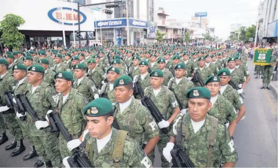  ?? FOTO: GUILLERMO VEGA ?? &gt; Más elementos de la Policía Militar llegaron a Sinaloa.