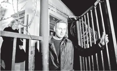  ?? — Gambar AFP ?? GAMBAR fail 29 September lalu menunjukka­n Navalny meninggalk­an sebuah balai polis di Moscow.