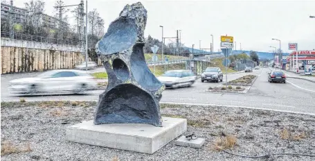  ?? FOTO: PETER SCHLIPF ?? Eine Skulptur von Martina Ebel ziert seit Kurzem den Wasseralfi­nger Kreisverke­hr.