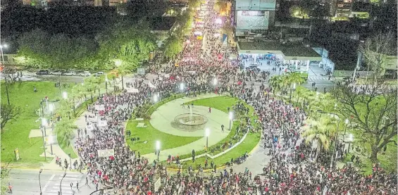  ?? RAFAEL MARIO QUINTEROS ?? Multitudin­aria. En la marcha que se organizó anteayer, la columna principal llegó a extenderse por más de 30 cuadras.