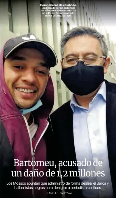  ??  ?? Compañeros de calabozo.
Un detenido por los disturbios del sábado en Barcelona se hizo un selfi con Bartomeu al salir ambos del juzgado, ayer.