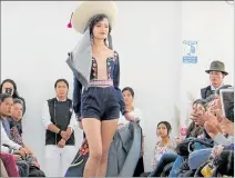  ?? MARIBEL ROJAS / EXPRESO ?? Moda. Esta modelo muestra un traje con bordados y figuras kichwas.