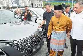  ?? ?? Loan vehicles: amirudin (second from right), flanked by Chery Malaysia vice president Cheng Nam Weng and Ng, taking a closer look at Chery vehicles at the putra Heights Mosque.