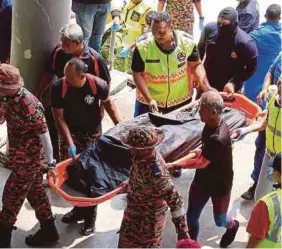  ?? [Foto Rasul Azli Samad/bh] ?? Pasukan mencari dan menyelamat mengusung Afizudin di Kuala Linggi, semalam. jenazah Muhammad