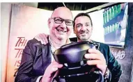  ??  ?? Klaus Finken (l.) und Chris Finken, LSD, mit einer Virtual-Reality-Kamera