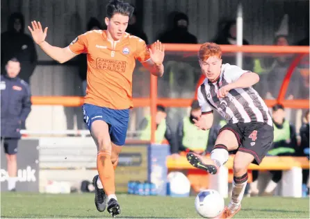  ?? PICTURES: Simon Howe ?? Tom Smith slides the ball across during the defeat at Braintree