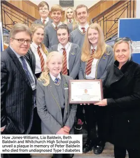  ??  ?? Huw Jones-Williams, Lia Baldwin, Beth Baldwin and Whitchurch High School pupils unveil a plaque in memory of Peter Baldwin who died from undiagnose­d Type 1 diabetes