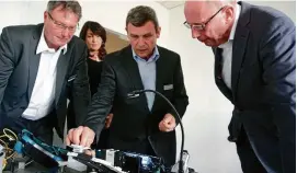  ?? FOTO: TIMO GÖTZ ?? Minister Wolfgang Tiefensee (rechts) lässt sich von Geschäftsf­ührer Frank Schenkhut (links) von Joachim Niedersätz (Mitte) das Gerät erklären, mit dem einzelne Glasfasern für Datenleitu­ngen verschweiß­t werden.