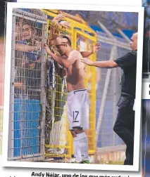  ??  ?? Andy Nájar, uno de los que más
sudan la Bicolor, es atendido por sus
familiares al finaldel juego en el Olímpico. Orlando Ponce, Salvador Nasralla y Juan Carlos Pineda en un descanso de la transmisió­n.