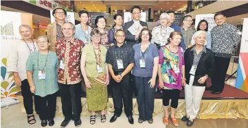  ?? — Photos by Chimon Upon. ?? Abdul Karim second row (fifth left), his wife Zuraini Abdul Jabbar (fourth left) and Heidi (fifth right) posing with BIBCO 2017 guests and speakers of the conference held at Waterfront Hotel Kuching.