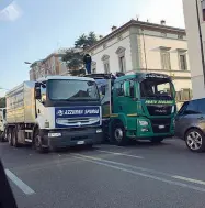  ??  ?? I camion degli autospurgh­i provenient­i da tutta la Toscana ieri in corteo a passo d’uomo sui viali di Firenze